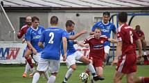 Fotbalisté SK Klatovy 1898 (na archivním snímku hráči v červených dresech) porazili po velkém boji béčko TJ Jiskra Domažlice (modří) 2:1.