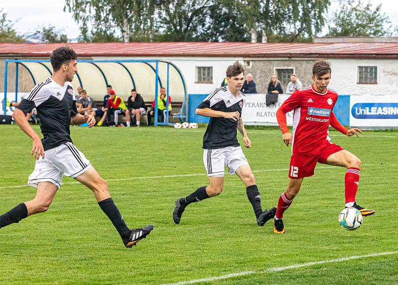 Fotbalisté SK Klatovy 1898 (na snímku hráči v červených dresech) nestačili na Petřín (černí), jemuž v domácím prostředí podlehli těsně 0:1.