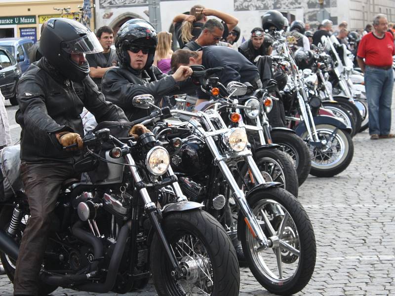 Start prvního ročníku vyjížďky 500 mil Bohemia za účasti 130 jezdců na Harley - Davidson a Buell