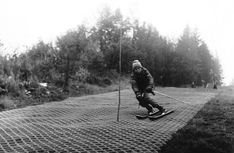 1980 – lyžování na plastových kartáčích vyrobených v Okule Nýrsko. Na svahu byl položen pouze úzký pruh. Foto: Archiv lyžařského oddílu