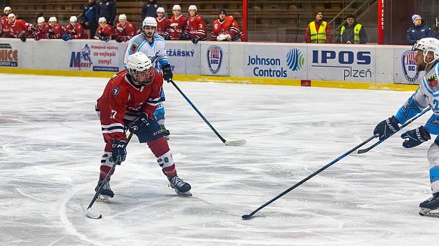 Hokejisté HC Stadion Cheb (na archivním snímku hráči v bílých dresech) porazili ve středečním utkání 12. kola nadstavby SHC Klatovy (červení).