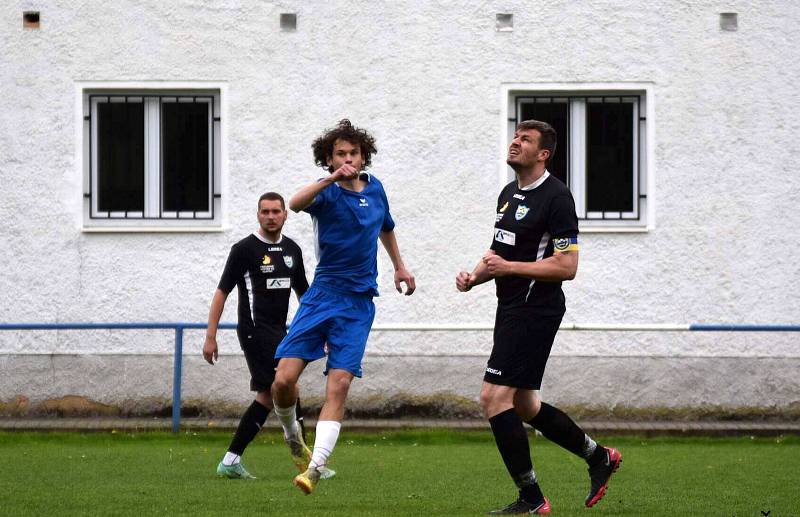 Fotbalisté TJ Měcholupy (na archivním snímku hráči v černých dresech) porazili ve 2. kola Poháru PKFS Baník Stříbro 4:0 a slaví postup do další fáze soutěže.