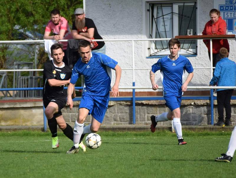 Fotbalisté TJ Měcholupy (na archivním snímku hráči v černých dresech) porazili ve 2. kola Poháru PKFS Baník Stříbro 4:0 a slaví postup do další fáze soutěže.