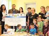 Předání šeku od společnosti Lidl v mateřské škole v Klatovech.