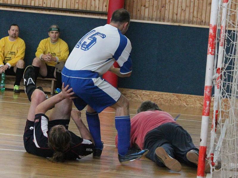 Zimní amatérská liga mužů: TJ Klatovy Lorenc (b) - FC Tučňáci, ST Smrk (ž) - PS Křeč.