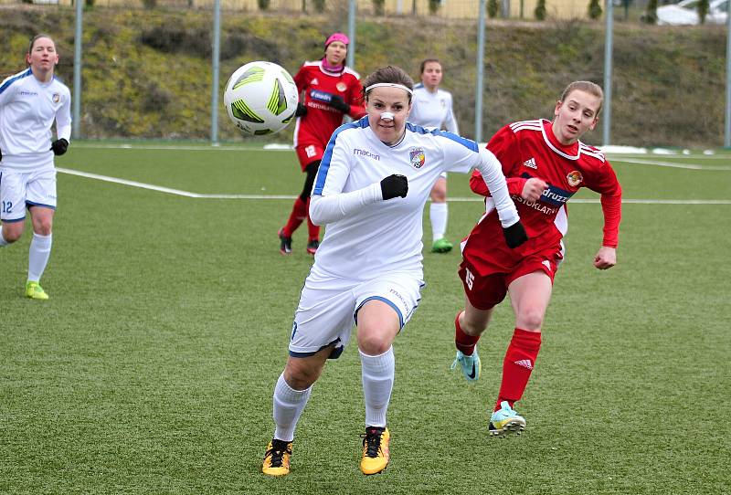 Zimní příprava, ženy: SK Klatovy 1898 (na snímku fotbalistky v červených dresech) - FC Viktoria Plzeň B / TJ VS Plzeň (bílé dresy) 0:6 (0:2).