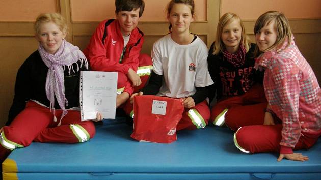 Družstvo mladých záchranářů z Železné Rudy vybojovalo v krajském kole první místo.