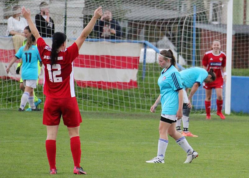 SK Klatovy 1898 (na archivním snímku fotbalistky v červených dresech) porazily na podzim Spartak Kaplice (modré dresy) 4:2. A dokázaly uspět i v jarní odvetě na hřišti soupeře.