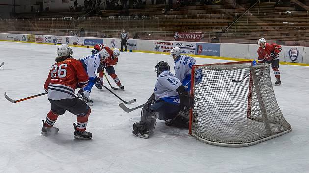 2. liga, skupina západ (nadstavba B, 3. kolo): SHC Klatovy (na snímku hráči v červených dresech) - HC Benátky nad Jizerou 5:4 po prodloužení.