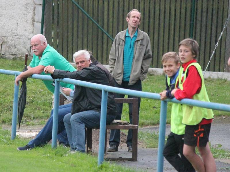 Fotbalisté SK Klatovy 1898 (v bílých dresech) prohráli doma ve II. kole poháru FAČR s Dobrovicemi 0:5.