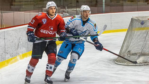 Hokejisté HC Stadion Cheb (na archivním snímku hráči v bílých dresech) porazili ve středečním utkání 12. kola nadstavby SHC Klatovy (červení).