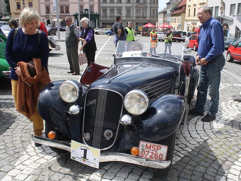 Historické vozy na klatovském náměstí. 