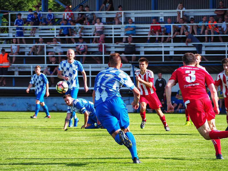 FOTBALISTÉ LUBŮ (hráči v červených dresech) sestoupili, ale  v Nýrsku (v modrém) urvali jedinou výhru venku. Foto: Aneta Kalivodová