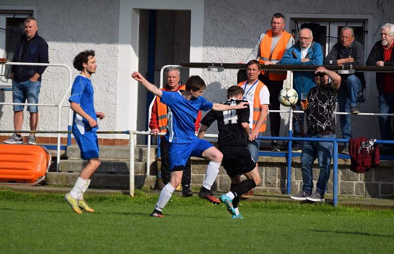 Fotbalisté TJ Měcholupy (na archivním snímku hráči v černých dresech) porazili ve 2. kola Poháru PKFS Baník Stříbro 4:0 a slaví postup do další fáze soutěže.