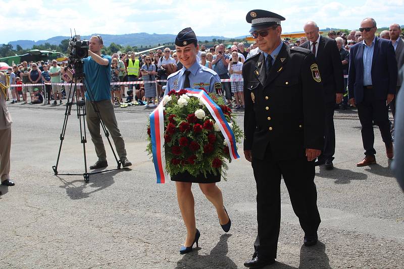 Odhalení pamětní desky Josefu Hubáčkovi a nového názvu letiště v Klatovech.