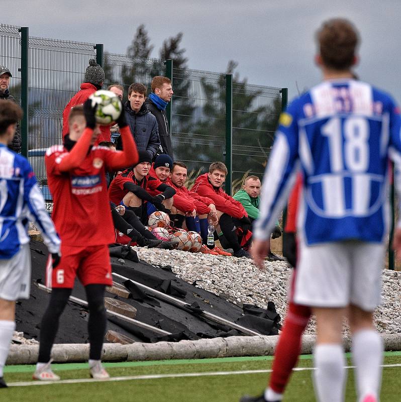 Klatovy (červené dresy) padly na hřišti béčka Domažlice 1:4.