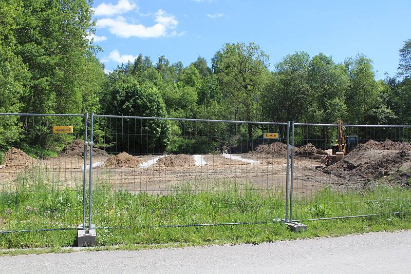 Výstavba pumptrackového hřiště v Železné Rudě.