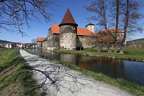 Gotický vodní hrad Švihov je jeden z nejmladších a nejlépe dochovaných českých hradů. Oblíbené turistické místo, kde se v roce 1973 natáčela část známé pohádky Tři oříšky pro Popelku, se nachází na řece Úhlavě na kraji stejnojmenného městečka.