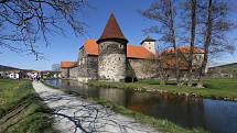 Gotický vodní hrad Švihov je jeden z nejmladších a nejlépe dochovaných českých hradů. Oblíbené turistické místo, kde se v roce 1973 natáčela část známé pohádky Tři oříšky pro Popelku, se nachází na řece Úhlavě na kraji stejnojmenného městečka.