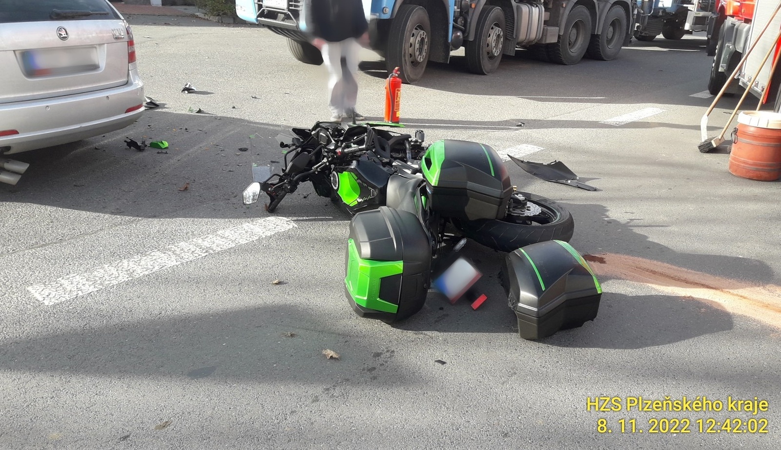 Ve Velkém Boru se srazila motorka s osobním autem - Klatovský deník