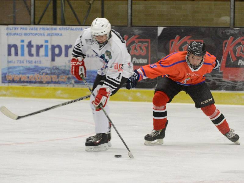 Přátelský zápas dorostu: HC Klatovy (v bílém) - HC Tachov-Mariánské Lázně 5:3.