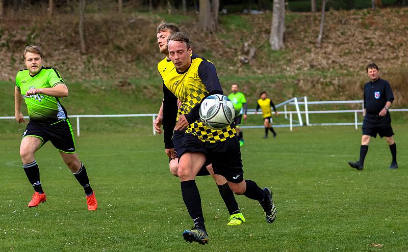 Z archivu: Fotbalisté TJ Sokol Hartmanice (žlutočerní) porazili béčko Svéradic 5:2. Dařilo se také Železné Rudě (zelení), která zdolala Velké Hydčice 3:1.