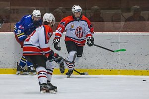 Hokejisté TJ Start Luby (na archivním snímku hráči v bílých dresech z předkola play-off proti Klabavě) prohráli s Chotíkovem 2:7.