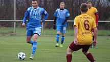 Fotbalisté Měčína (na archivním snímku hráči v modrých dresech) prohráli v Sušici s tamním béčkem vysoko 1:13. Janovice (ve žlutém) naopak loupily v Dlouhé Vsi.