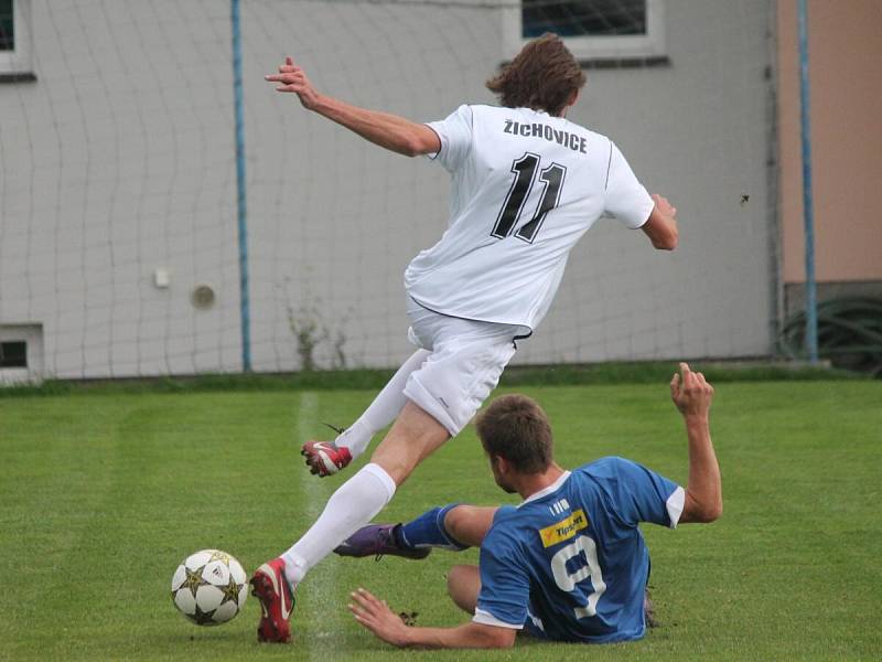 1. B třída: Měčín - Žichovice (v bílém) 1:2.