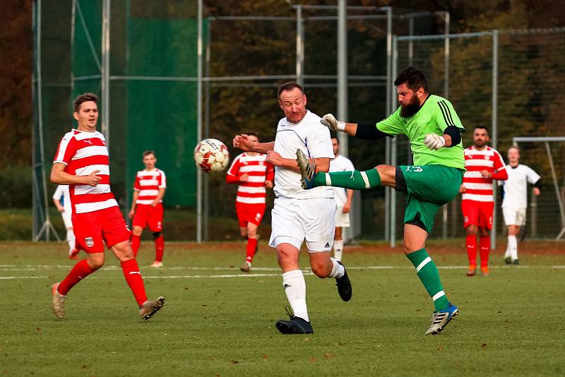 Fotbalisté TJ Sušice B (na archivním snímku fotbalisté v bílých dresech) zvítězili na hřišti Janovice 6:3 a přezimují na pátém místě.