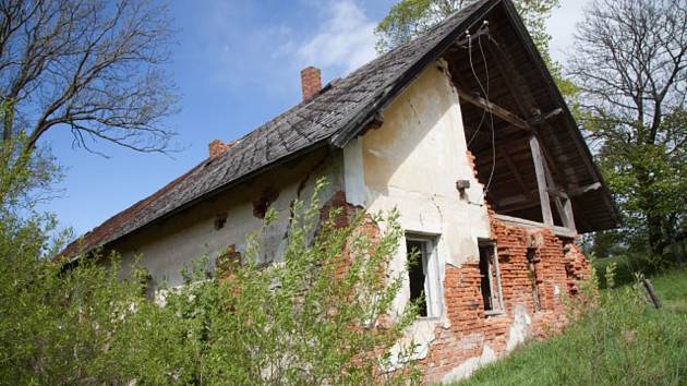 Samota s idylickým názvem Pohádka poblíž osady Bradné (u Čachrova) na Klatovsku je původem zemědělská usedlost, v jejíž historii je mnoho temného, pro spoustu lidí znalých zdejší minulosti až děsivého. Foto: archiv ŠumavaNet.cz