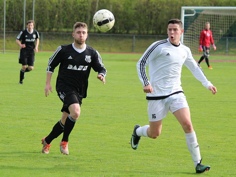 Fotbalisté TJ Sušice (na archivním snímku hráči v bílých dresech) porazili v derby Luby 2:1 a přezimují na osmém místě tabulky krajské I. A třídy.