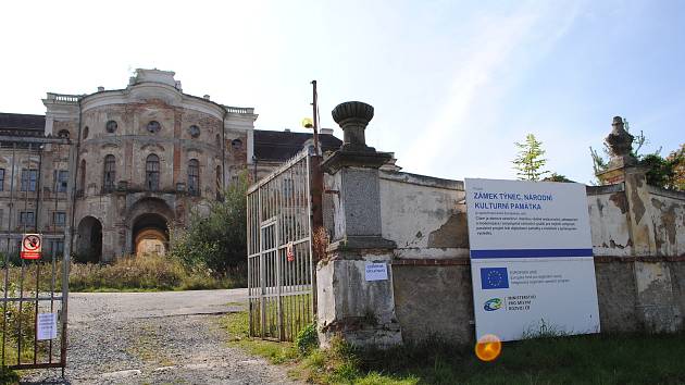 Zámek Týnec nedaleko Klatov, zapsaný na seznamu národních kulturních památek, prochází  rozsáhlou rekonstrukcí. Průčelí zatím čeká na novou omítku, zadní fasáda už se ale blýská novotou.  