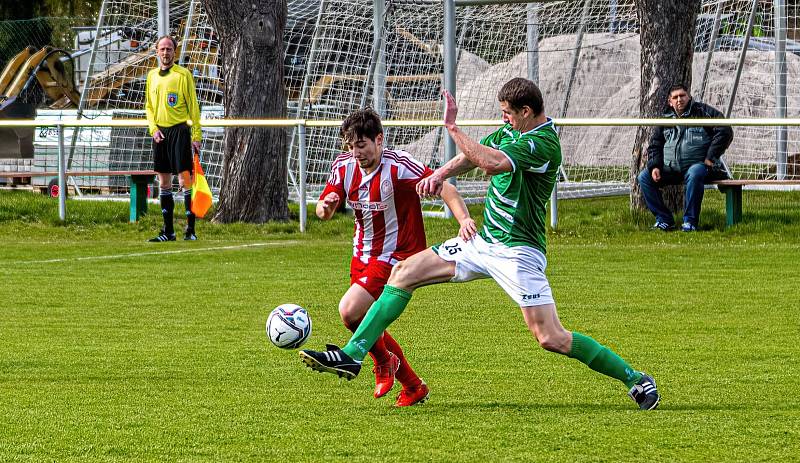 Fotbalisté FK Svéradice (na archivním snímku hráči v zelených dresech) porazili v okresním derby trápící se Pačejov jednoznačně 5:2.