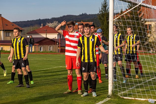 19. kolo okresního přeboru: FC Švihov (na snímku fotbalisté v červených dresech) - TJ Sokol Hradešice 2:2.