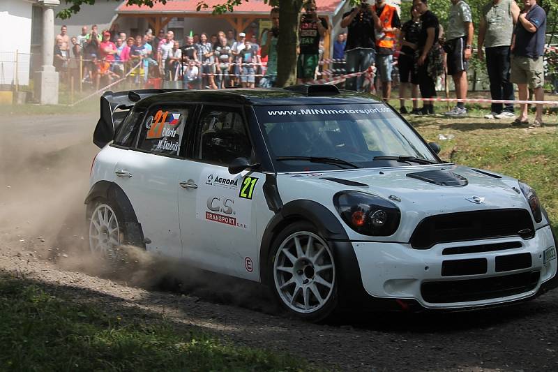 Posádky při předstartovní show a na tratích Rally Agropa