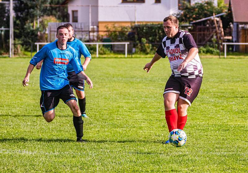 Fotbalisté TJ Sokol Myslív (na archivním snímku hráči v modrých dresech ze zápasu s béčkem Vrhavče) vyhráli s TJ Spůle jednoznačně 4:0.