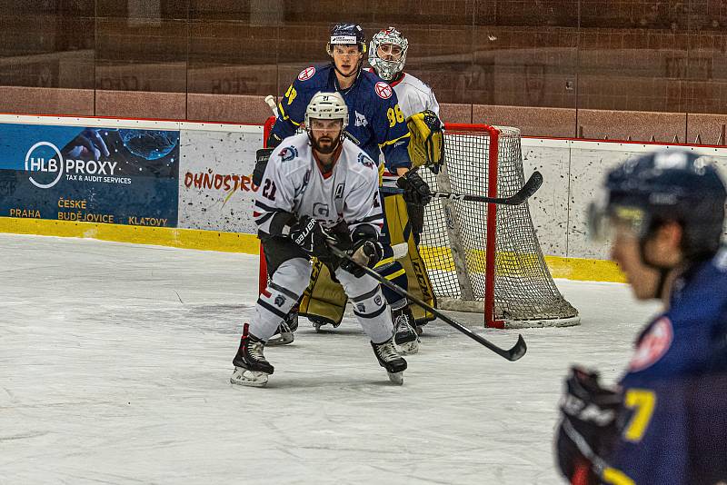 SHC Klatovy (na archivním snímku hokejisté v bílých dresech) v sobotu proti Stadionu Vrchlabí nehrál. Toho využil Jablonec, který prohrál v Chebu po nájezdech, ale díky získanému bodu Západočechy v tabulce přeskočil.