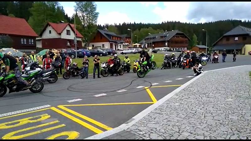 Na Šumavě řádili motorkáři, video dostane policie