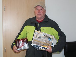 Miroslav Malý z Nýrska si minulý týden v redakci Klatovského deníku převzal ceny za vítězství v devátém kole Tip ligy.