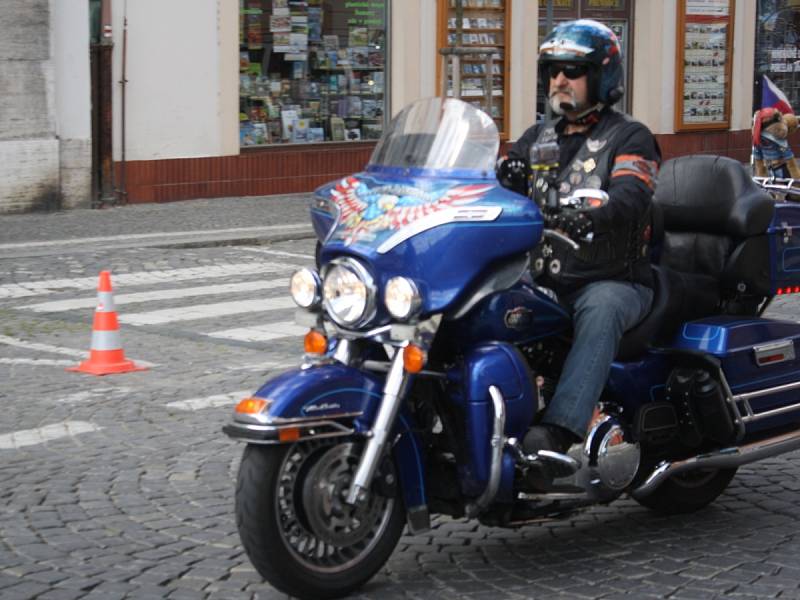 Start prvního ročníku vyjížďky 500 mil Bohemia za účasti 130 jezdců na Harley - Davidson a Buell