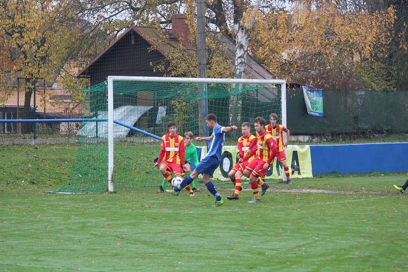 Klatovští dorostenci (na archivním snímku hráči v modrých dresech) porazili Strakonice. Devatenáctka uspěla 3:1, fotbalisté do 17 let dokonce 5:0.