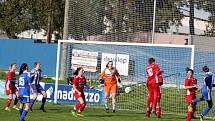 9. kolo divize žen, skupina C: SK Klatovy 1898 (na snímku fotbalistky v červených dresech) - TJ Jiskra Domažlice 1:1 (1:0).