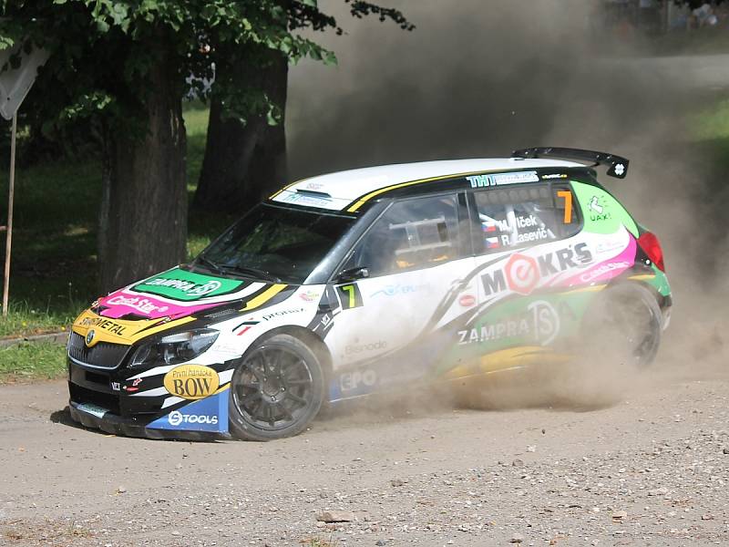 Posádky při předstartovní show a na tratích Rally Agropa