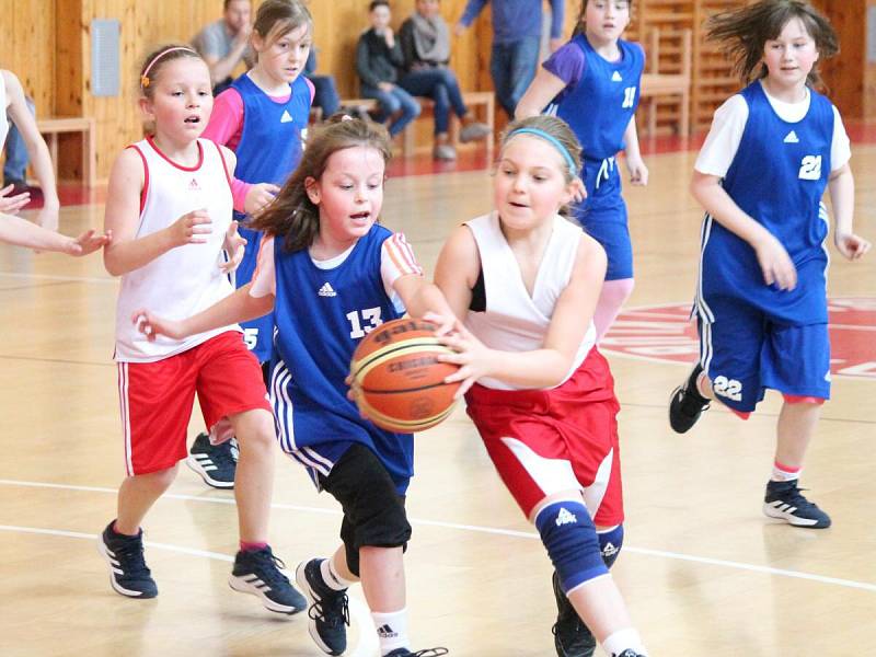 Nejmladší minižákyně U11 - kvalifikace o národní finále: BK Klatovy (bílé dresy) - BK Lokomotiva Karlovy Vary 58:14