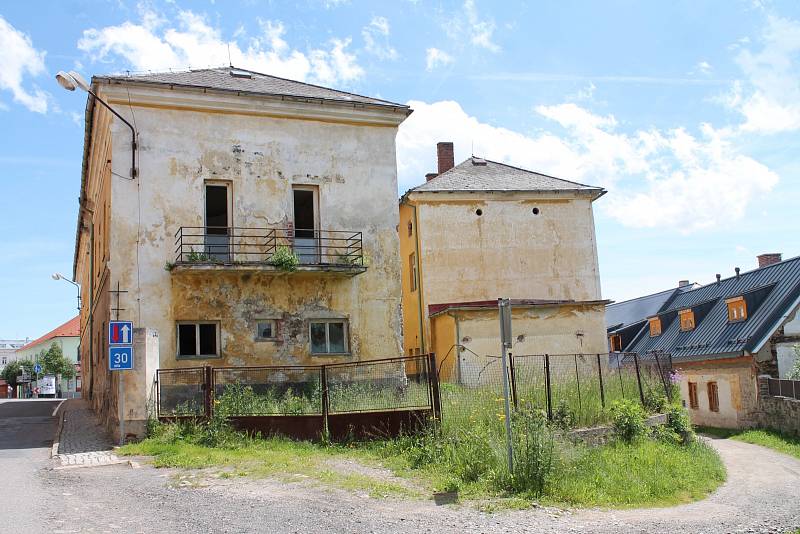 Bývalý hotel Bílá růže na náměstí v Kašperských Horách