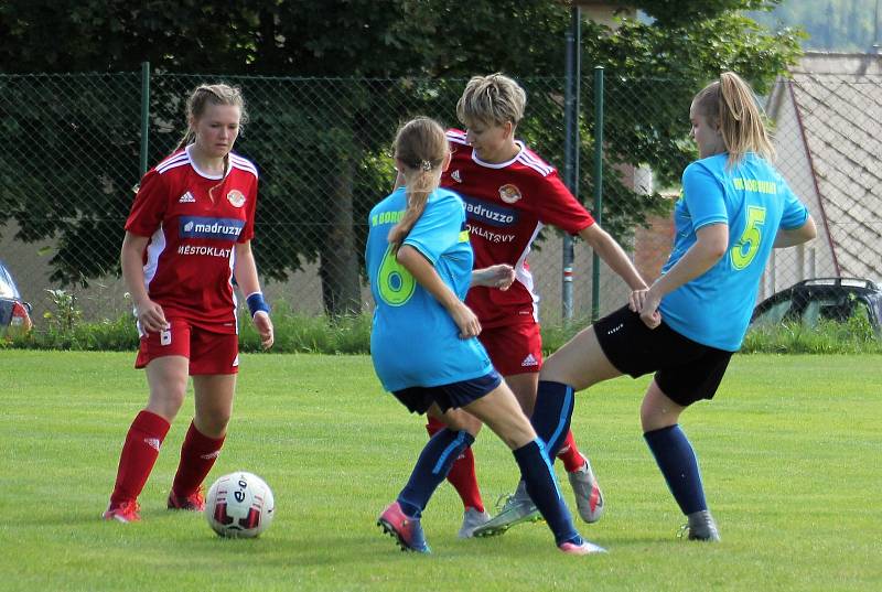 Na podzim fotbalistky SK Klatovy 1898 (červené dresy) porazily Borovany (modré dresy) 7:2. A uspěly i v nedělní odvetě, tentokrát 9:1.