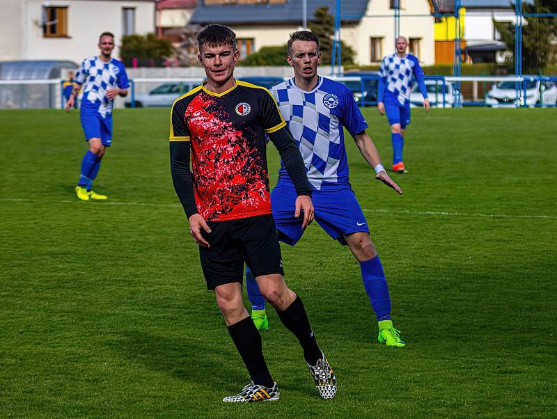 Fotbalisté FK Okula Nýrsko (na archivním snímku hráči v modrobílých dresech) skončili v letošní sezoně krajského přeboru na druhém místě.