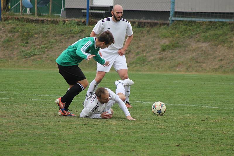 Fotbalisté Žichovic (na snímku hráči v bílých dresech v zápase na Košutce) se v prvním kole nové sezony I. A třídy představí na půdě Starého Plzence.