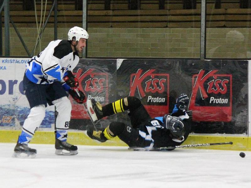 Šumavská liga amatérského hokeje: HC AutoKempf (bílé dresy) - HC Poběžovice 6:1